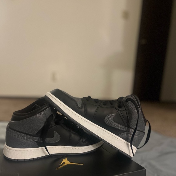 Jordan 1 Mid “Shadow”